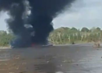 Vídeo: Embarcação é avistada em chamas no rio Solimões; três pessoas morreram