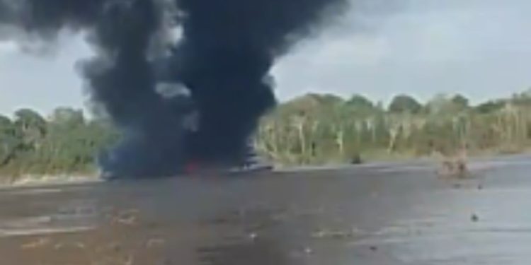 Vídeo: Embarcação é avistada em chamas no rio Solimões; três pessoas morreram