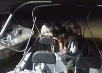 “Situação tá bem crítica”: Homem grava vídeo mostrando as vítimas sendo resgatadas após embarcação pegar fogo no Rio Solimões