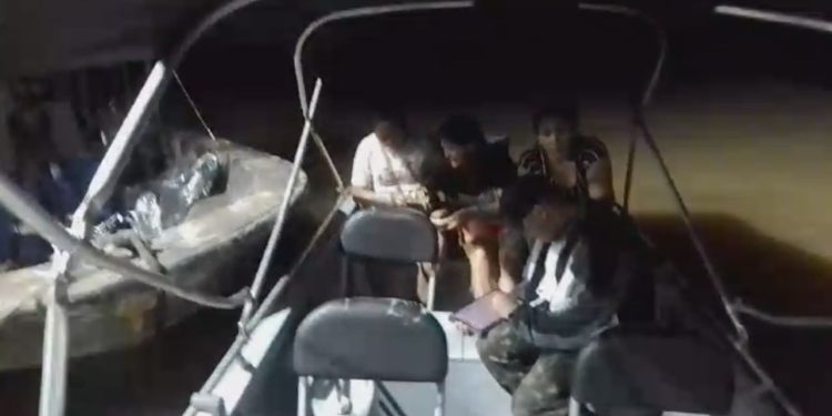 “Situação tá bem crítica”: Homem grava vídeo mostrando as vítimas sendo resgatadas após embarcação pegar fogo no Rio Solimões