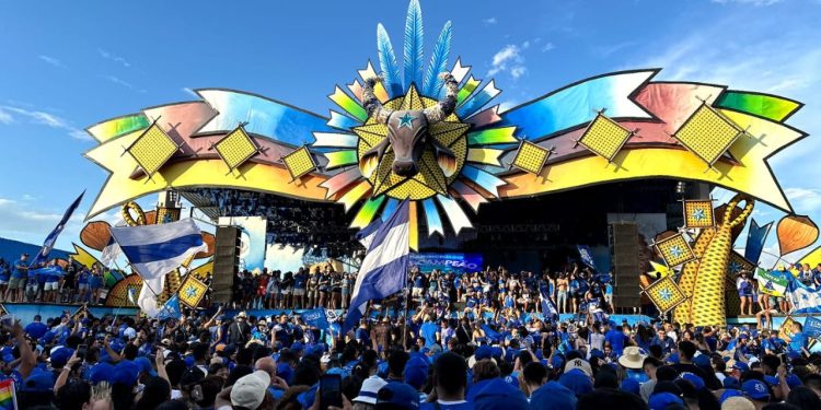 Brahma faz a festa dos ‘pés de cana’ e entrega caminhão de cerveja para galera vitoriosa do Caprichoso