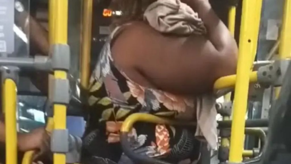 Vídeo mostra mulher acima do peso que ficou duas horas no ônibus após ficar presa na catraca