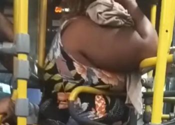 Vídeo mostra mulher acima do peso que ficou duas horas no ônibus após ficar presa na catraca