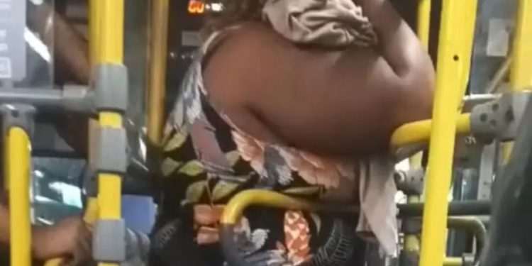 Vídeo mostra mulher acima do peso que ficou duas horas no ônibus após ficar presa na catraca