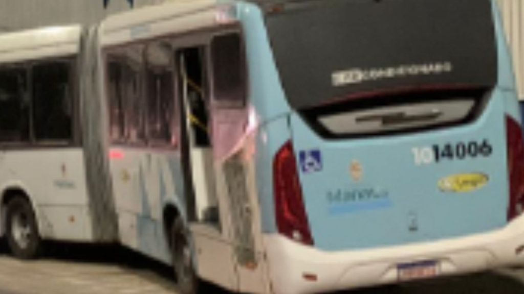 Três passageiros são esfaqueados e uma mulher leva coronhada durante assalto a ônibus no Japiim