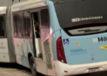 Três passageiros são esfaqueados e uma mulher leva coronhada durante assalto a ônibus no Japiim