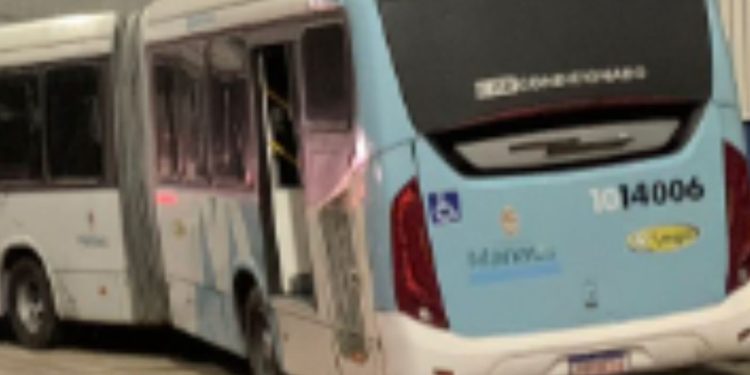 Três passageiros são esfaqueados e uma mulher leva coronhada durante assalto a ônibus no Japiim