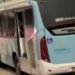 Três passageiros são esfaqueados e uma mulher leva coronhada durante assalto a ônibus no Japiim