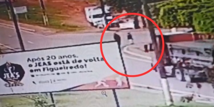 Idoso atropelado em Presidente Figueiredo teve a morte registrado por câmera de vigilância; assista