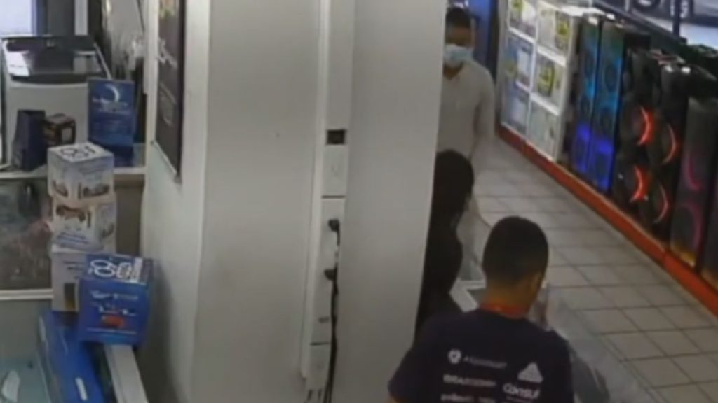 VÍDEO: Quadrilha que foi flagrada roubando loja da TV Lar no Centro é presa; funcionária ajudava