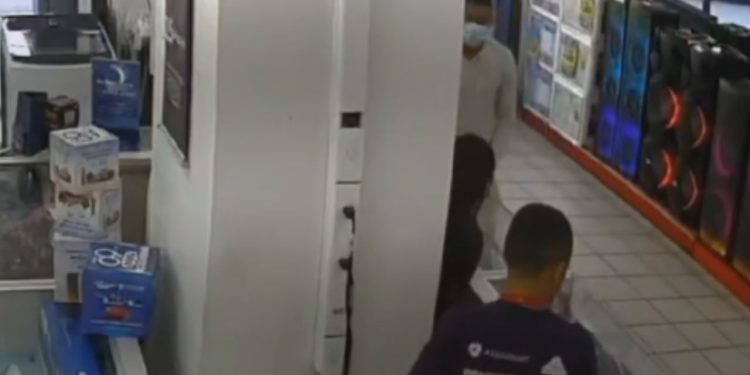 VÍDEO: Quadrilha que foi flagrada roubando loja da TV Lar no Centro é presa; funcionária ajudava