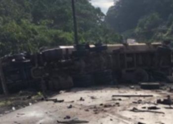 Carretas colidem de frente próximo a Presidente Figueiredo e motorista acaba internado no HPS João Lúcio