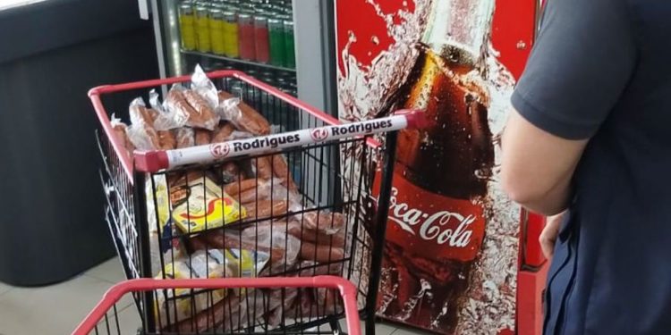 Produtos vencidos e impróprios para consumo: Procon-AM autua Supermercado Rodrigues