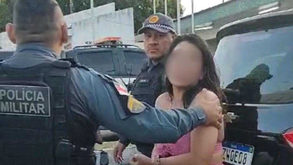 'Tereza' é algemada em Manaus após brigar no hospital, resistir à prisão e xingar policiais militares; veja o vídeo