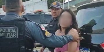 'Tereza' é algemada em Manaus após brigar no hospital, resistir à prisão e xingar policiais militares; veja o vídeo