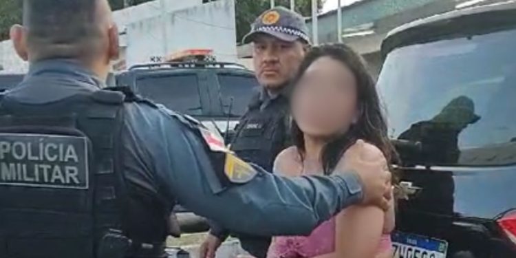 'Tereza' é algemada em Manaus após brigar no hospital, resistir à prisão e xingar policiais militares; veja o vídeo