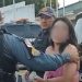 'Tereza' é algemada em Manaus após brigar no hospital, resistir à prisão e xingar policiais militares; veja o vídeo