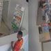 VÍDEO: Na ZL, homem entra em lojinha de acessórios e furta celular após ver que não tinha ninguém olhando