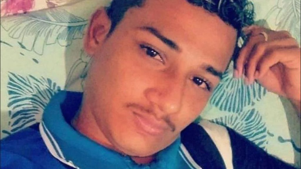 Jovem morto com tiros na cabeça no bairro Cidade de Deus gerenciava prostíbulo, diz irmão