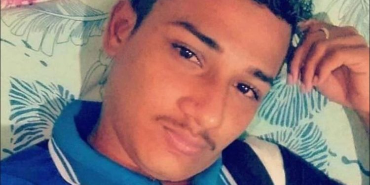 Jovem morto com tiros na cabeça no bairro Cidade de Deus gerenciava prostíbulo, diz irmão