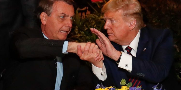 Tiroteio em comício de Trump é comparado à facada em Bolsonaro