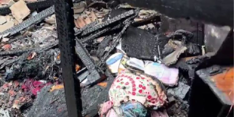 Gás vaza de botija e causa explosão em residência na zona leste de Manaus; duas pessoas ficaram feridas