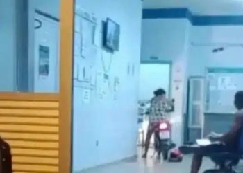 Vídeo: Paciente entra de moto em UPA para acordar médicos e receber atendimento