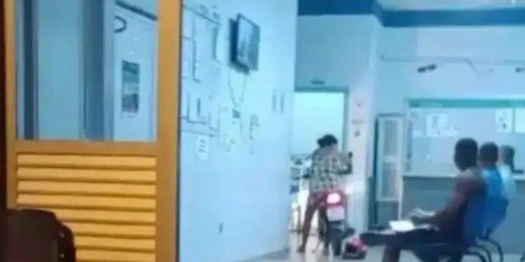 Vídeo: Paciente entra de moto em UPA para acordar médicos e receber atendimento