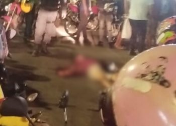 “Poderia tá trabalhando”: vídeo forte mostra ladrão quase morrendo após peia da população em Manaus