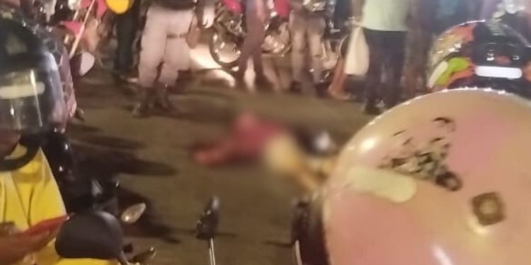 “Poderia tá trabalhando”: vídeo forte mostra ladrão quase morrendo após peia da população em Manaus