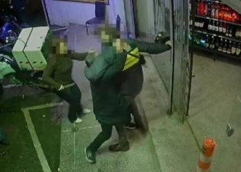 Motoboy leva facadas de mulher após confusão durante entrega; veja o vídeo