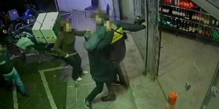Motoboy leva facadas de mulher após confusão durante entrega; veja o vídeo