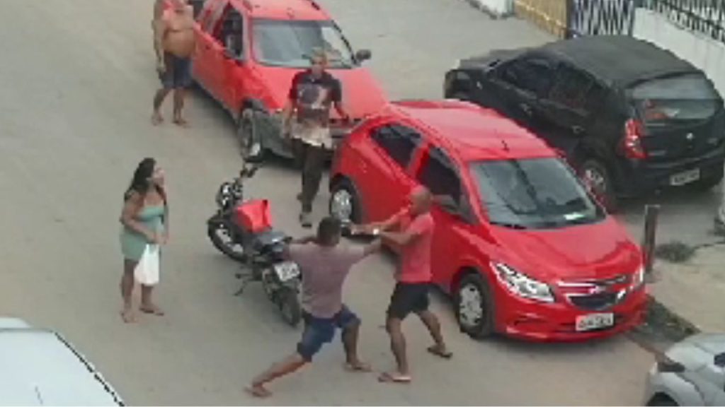 Vídeo: Motoqueiros 'se estranham' no meio da rua e partem pra porrada na zona oeste de Manaus