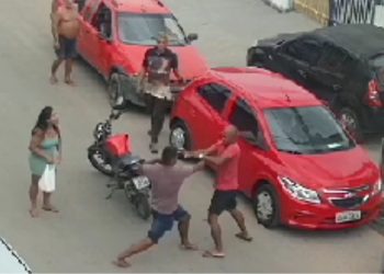 Vídeo: Motoqueiros 'se estranham' no meio da rua e partem pra porrada na zona oeste de Manaus