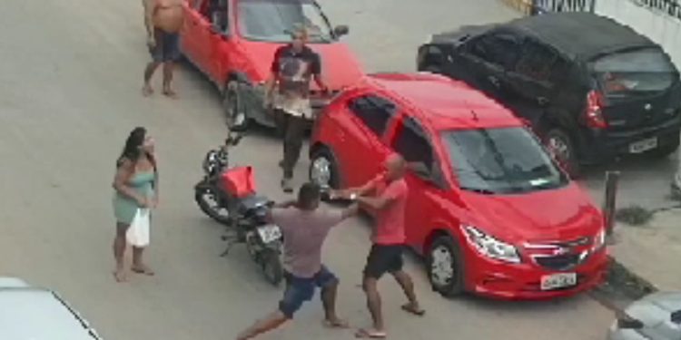 Vídeo: Motoqueiros 'se estranham' no meio da rua e partem pra porrada na zona oeste de Manaus