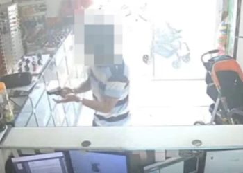 Vídeo: Revoltado por levar 'pé na bund4' e ser bloqueado no WhatsApp, homem tenta matar a ex