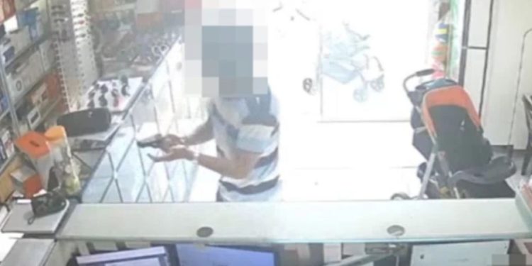 Vídeo: Revoltado por levar 'pé na bund4' e ser bloqueado no WhatsApp, homem tenta matar a ex