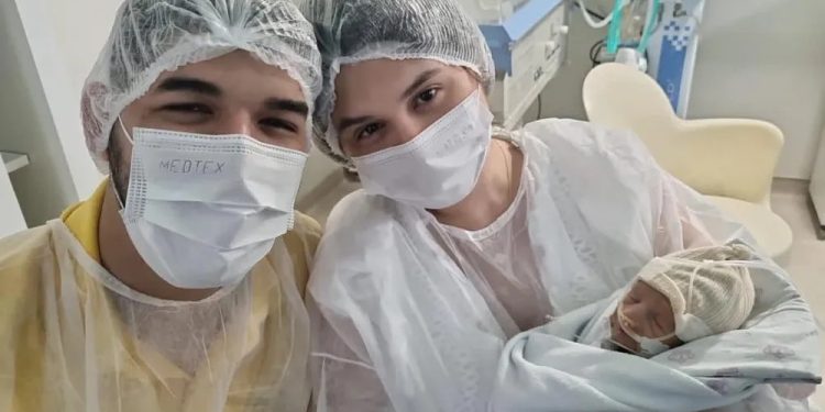 Zé Vaqueiro comunica que filho de 11 meses morreu: ‘Deus sabe de todas as coisas’