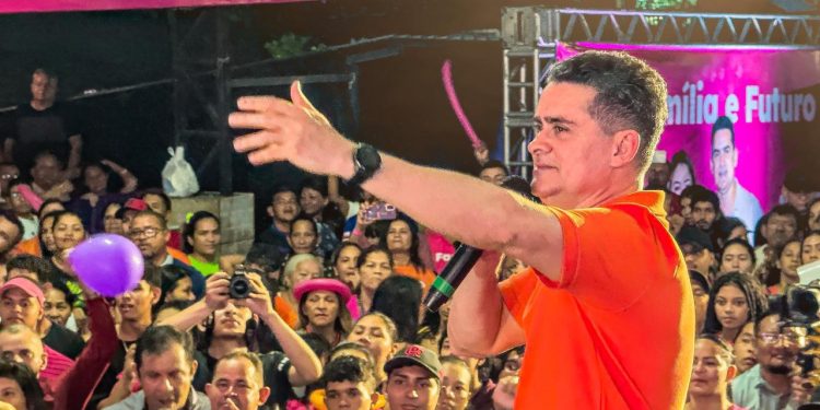 Pesquisa mostra David Almeida com 34,6% das intenções de votos e liderando em todos os cenários