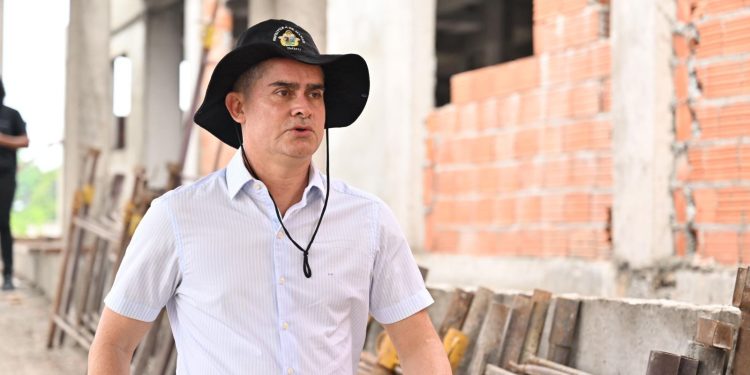 David Almeida vistoria construção de UBS porte 4 e assina duas ordens de serviço para construção de laboratório e Caps na capital