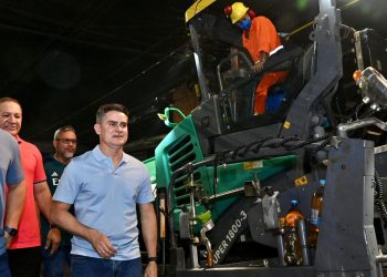 Prefeito David Almeida acompanha finalização dos serviços de recapeamento na avenida Constantino Nery