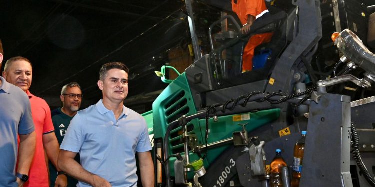 Prefeito David Almeida acompanha finalização dos serviços de recapeamento na avenida Constantino Nery
