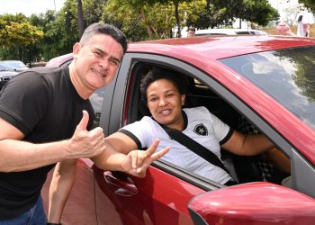 David Almeida recebe apoio da população no Morro da Liberdade, Centro e Planalto durante adesivaço neste domingo