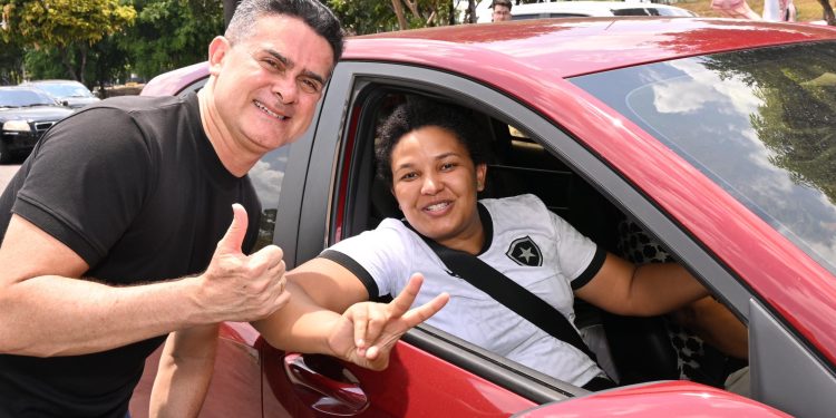David Almeida recebe apoio da população no Morro da Liberdade, Centro e Planalto durante adesivaço neste domingo