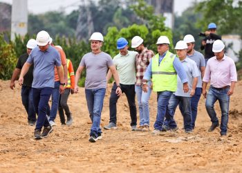 Prefeito David Almeida vistoria avanço da obra do viaduto Márcio Souza que chega a 60% de execução