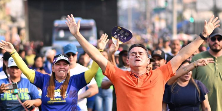 Pela 15ª vez prefeito David Almeida participa da Marcha para Jesus em Manaus