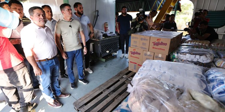 Por determinação do prefeito David Almeida, escolas ribeirinhas começam a receber alimentos para enfrentar a estiagem