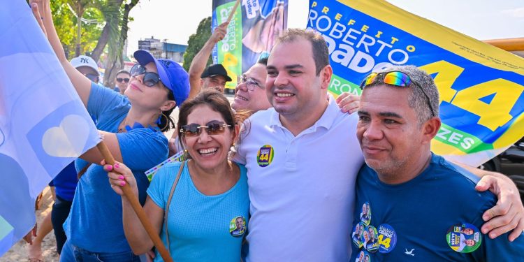 Bandeiraços de Roberto Cidade movimentam principais avenidas de Manaus