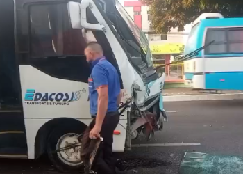 Vídeos: Motorista dorme ao volante e colide com dois ônibus entre avenidas principais de Manaus