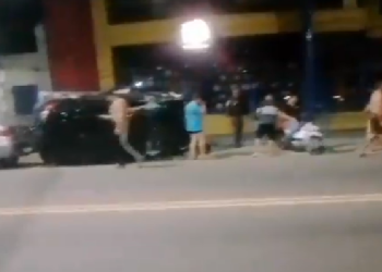 Vídeo: Homem fica ferido em grave acidente entre moto e carro dirigido por idoso na Cachoeirinha